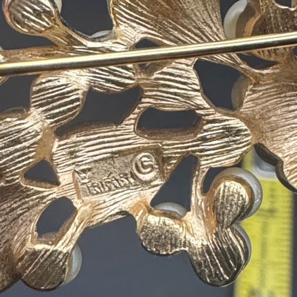 Vintage Trifari feather drop gold earrings,leaf bracelet,pearl brooch set of 3 - Picture 10 of 10